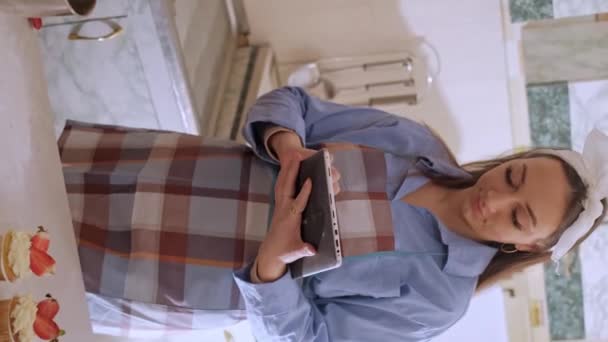 Жіночий Шеф Кухар Приймає Замовлення Випічку Цукру Планшеті Зосереджуючись Домашньому — стокове відео