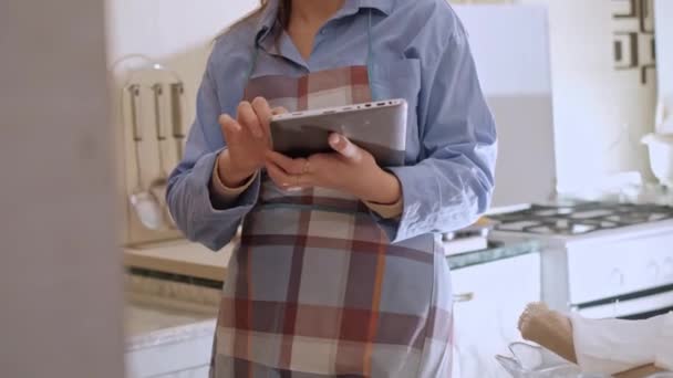 Kobieta Cukiernik Przyjmuje Zamówienia Bezcukrowe Pieczenie Tablecie Koncentrując Się Produkcji — Wideo stockowe