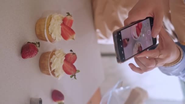 Uma Chef Pastelaria Fêmea Tira Fotos Com Seu Telefone Celular — Vídeo de Stock