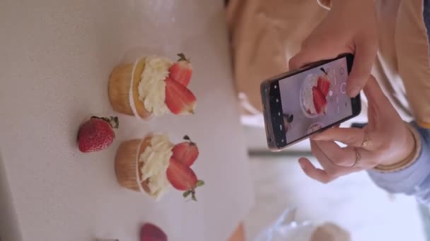 Uma Chef Pastelaria Fêmea Tira Fotos Com Seu Telefone Celular — Vídeo de Stock