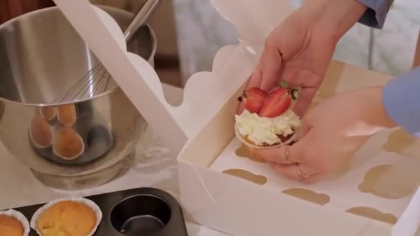 Une Pâtissière Emballant Des Cupcakes Dans Une Boîte Cuisson Maison — Video