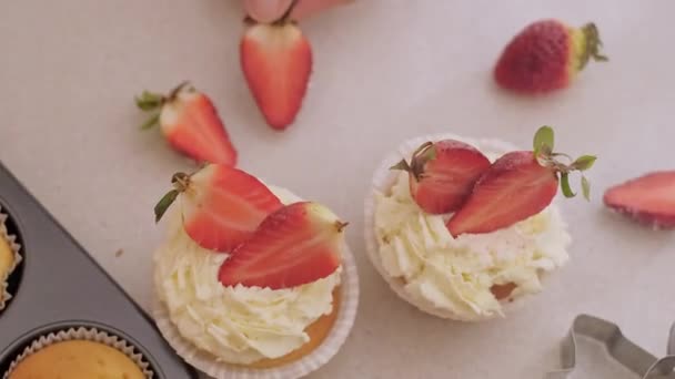 Uma Chef Pastelaria Mulher Decora Cupcakes Com Frutas Cupcakes Morango — Vídeo de Stock