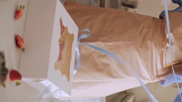 Eine Konditorin Verpackt Cupcakes Eine Schachtel Backen Hause Kleinunternehmen Umweltfreundliche — Stockvideo