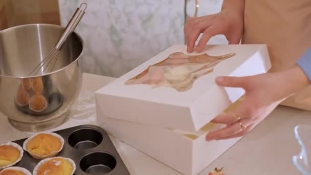 상자에 케이크를 패스트리 요리사 베이킹 소규모 비즈니스 친환경 글루텐이없는 설탕이없는 — 비디오