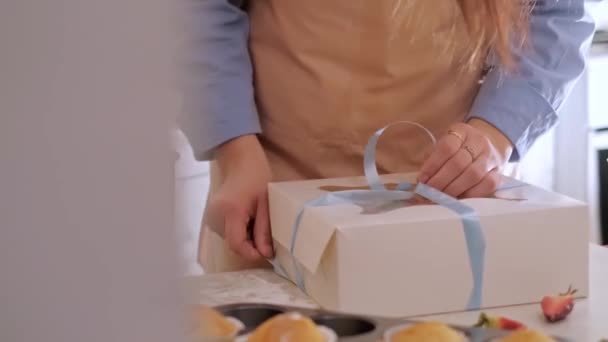 Kvinnlig Konditor Förpackar Muffins Låda Hembakning Småföretag Miljövänlig Produktion Glutenfri — Stockvideo