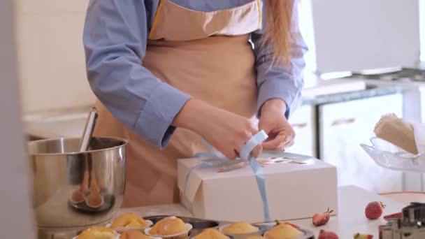 Uma Cozinheira Pastelaria Enfiou Cupcakes Numa Caixa Assar Casa Pequenas — Vídeo de Stock