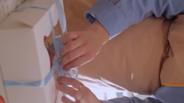 Una Pasticciera Donna Che Confeziona Cupcake Una Scatola Cottura Casalinga — Video Stock