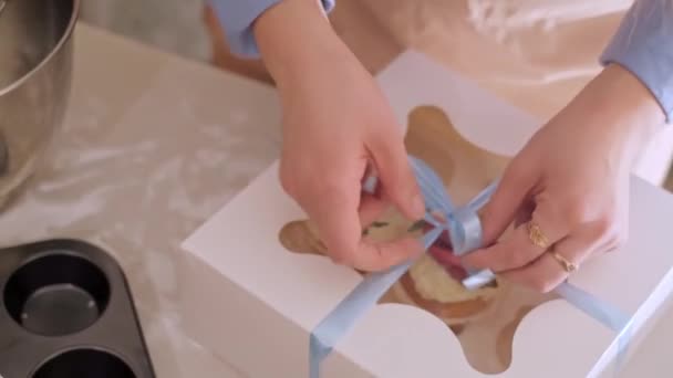 Egy Női Cukrász Sütit Csomagol Egy Dobozba Házi Sütés Kisvállalkozás — Stock videók