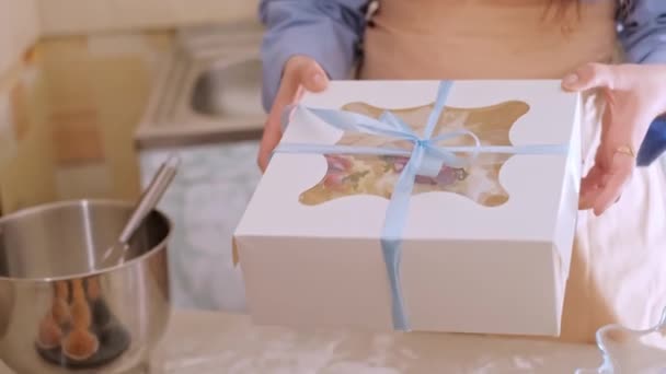 Egy Női Cukrász Sütit Csomagol Egy Dobozba Házi Sütés Kisvállalkozás — Stock videók