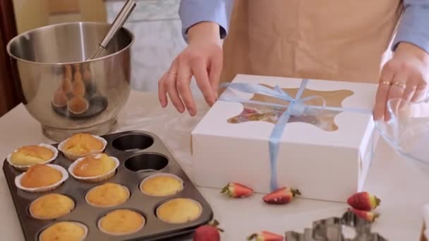 Una Mujer Pastelera Empaquetando Cupcakes Una Caja Hornear Casa Pequeñas — Vídeo de stock