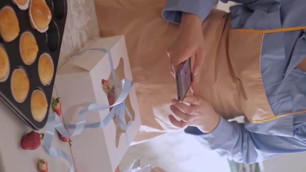 Een Vrouwelijke Banketbakker Maakt Foto Met Haar Mobiele Telefoon Reclame — Stockvideo