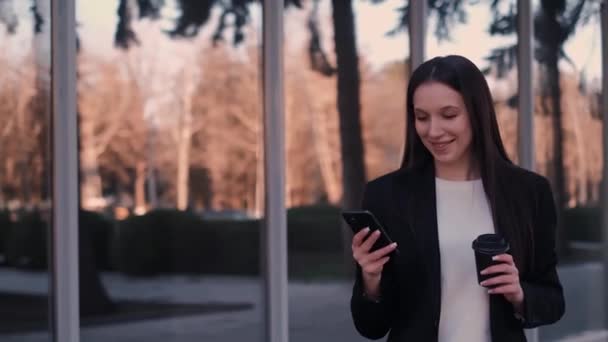 Bizneswoman Trzyma Laptopa Jednej Ręce Telefon Służbowy Drugiej Symbolizując Wolnego — Wideo stockowe