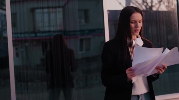 Uma Mulher Negócios Mantém Documentos Livre Retratando Freelancer Gerente Mídia — Vídeo de Stock