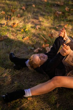 Bir anne ve oğul bahar parkında sarılıp oynuyorlar. Çocuk yeşil ağaç yapraklarını tutarken anne onu gıdıklıyor, Anneler Günü 'nde değerli aile anları yaratıyor, doğada pikniğin tadını çıkarıyor..