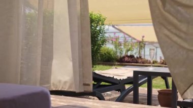Palmiye püsküllü kıyıları olan yaz plaj balkonları tatil beldeleri, turlar, kulübeler ve çevre dostu keşifler için idealdir. Kıyı cazibesini ve yerel eğlenceleri kucaklayın.