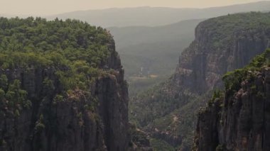 Yeşil kayalık dağlar. Macera turları, geziler ve turizm acentelerinin düzenlediği dağ gezileri için ideal. Dağ gezilerini ve kayak merkezlerini destekliyor..