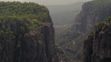 Yeşil kayalık dağlar. Macera turları, geziler ve turizm acentelerinin düzenlediği dağ gezileri için ideal. Dağ gezilerini ve kayak merkezlerini destekliyor..