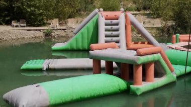 Şişme su kaydırakları su parkında su eğlencesi sağlıyor. Eğlence parkı eğlenceleri, çocuk partileri, etkinlikler ve takım kurma kurumları toplantıları için ideal. Vario için eğlence ekipmanı