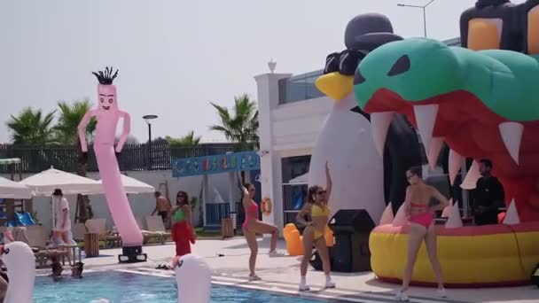 Havuzda Köpük Partisi Tatil Köyünün Eğlencesi Otel Otelleri Eğlence Merkezleri — Stok video