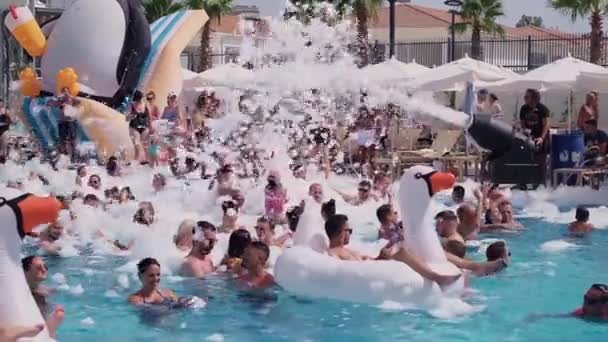 Fiesta Espuma Piscina Epítome Diversión Del Resort Ideal Para Resorts — Vídeos de Stock