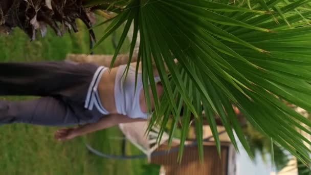 Dziewczyna Słomkowym Kapeluszu Spaceruje Plaży Wśród Palm Ucieleśniając Wakacyjne Wibracje — Wideo stockowe