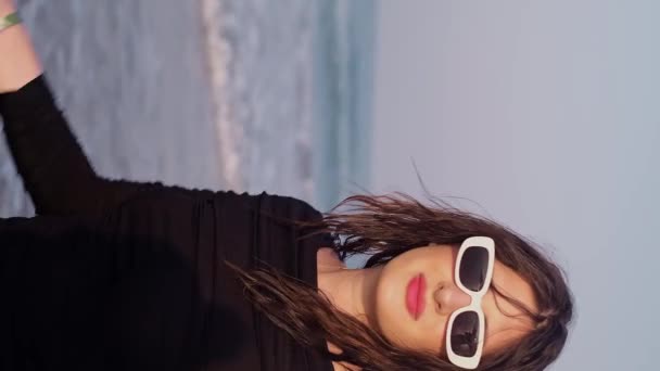 Radosna Dziewczyna Biegnie Wzdłuż Wybrzeża Przyciągając Turystów Nadmorskich Kurortów Hoteli — Wideo stockowe
