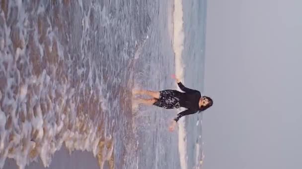 Radosna Dziewczyna Biegnie Wzdłuż Wybrzeża Przyciągając Turystów Nadmorskich Kurortów Hoteli — Wideo stockowe