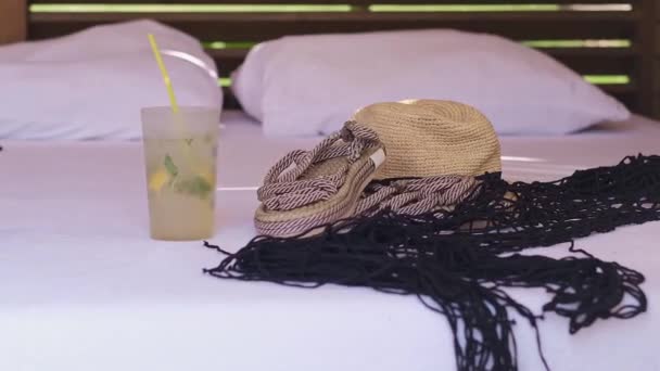 Halmhatt Flip Flops Och Cocktailglas Det Viktigaste För Badorter Strandkläder — Stockvideo