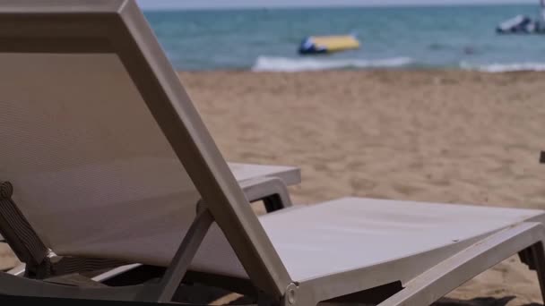 海滨放松 可以俯瞰大海的躺椅 理想的度假酒店 家庭度假和海滨度假胜地 沉默寡言 — 图库视频影像