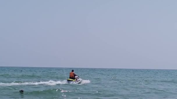 Hombre Con Chaleco Salvavidas Monta Motos Acuáticas Mar Representando Deportes — Vídeos de Stock