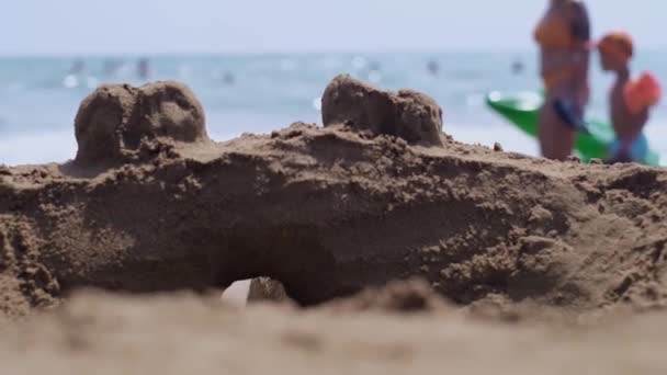 Aileler Rahatlayıp Oyun Oynarken Deniz Kenarındaki Kumdan Kale Plaj Tatillerini — Stok video