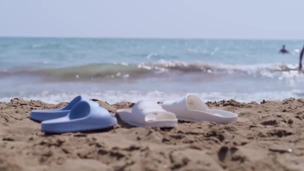 Strandsandalen Strand Wellen Die Gegen Den Gelben Sand Krachen Verkauf — Stockvideo