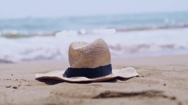 Pălărie Paie Află Plajă Evocând Viziuni Ale Stațiunilor Litoral Turism — Videoclip de stoc