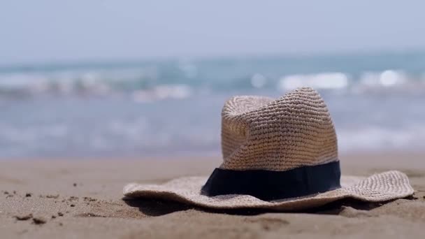 Plajda Dinlenen Hasır Şapka Sahil Tatil Beldeleri Çevre Dostu Turizmi — Stok video