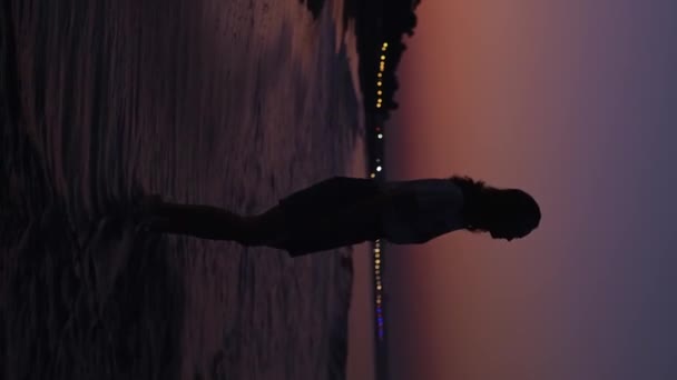 Une Joyeuse Fille Court Long Mer Attirant Les Touristes Dans — Video