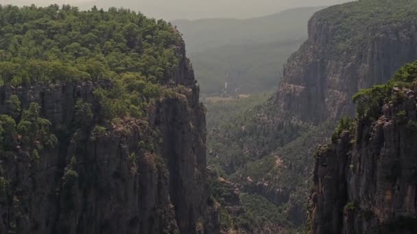 绿色岩石山 适合旅行社组织的探险 远征和山地游览 推广山地度假胜地和滑雪度假胜地 — 图库视频影像