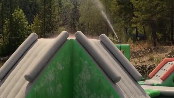 Felfújható Csúszdák Vízi Szórakozást Nyújtanak Egy Vízi Parkban Vidámpark Látnivalók — Stock videók