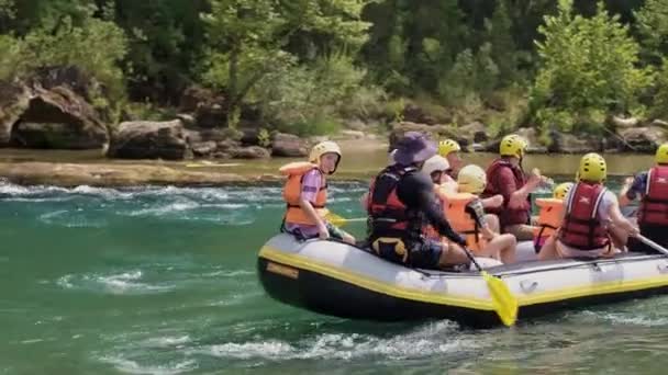 Can Yelekli Bir Grup Insan Bir Dağ Nehrinde Sallara Biniyor — Stok video