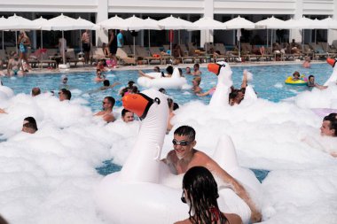 Havuzda köpük partisi: tatil köyünün eğlencesi. Otel otelleri, eğlence merkezleri, parti malzemeleri, kozmetik ürünleri ve banyo malzemeleri için ideal..
