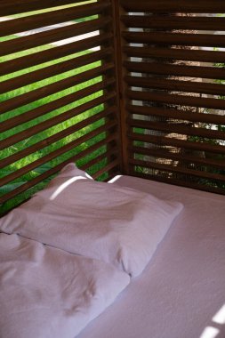 Palmiye püsküllü kıyıları olan yaz plaj balkonları tatil beldeleri, turlar, kulübeler ve çevre dostu keşifler için idealdir. Kıyı cazibesini ve yerel eğlenceleri kucaklayın.