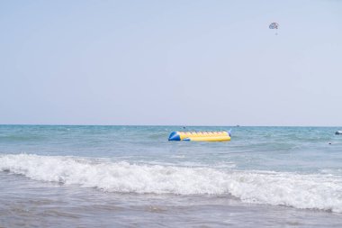 Bir tekne ve su sporlarının sembolü olan şişme bir muzla maceraya atılmak. Sahil tatil beldeleri, festivaller ve deniz kenarı eğlenceleri için ideal.