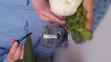 Çevre dostu gıda ürünleri, sağlıklı içecekler, yeşil meyve suları, takviyeler ve vitaminler keşfedin. Yeşil Yaprak Günü 'nde bitkisel beslenmeye ve ekolojiye adanmış doğal ve yararlı öğeleri kucaklayın..