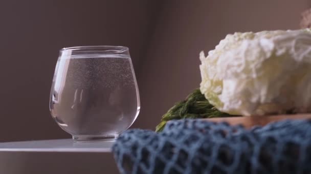 Ένα Ποτήρι Νερό Κάθεται Στο Τραπέζι Μέρος Των Πρωινών Τελετουργιών — Αρχείο Βίντεο