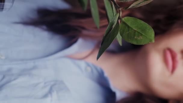 Kız Sıvı Klorofil Konsantresi Vitamin Terapisi Takviyeler Sağlıklı Yaşam Tarzı — Stok video