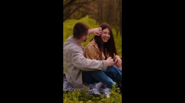 Genç bir çift termostan sıcak kahve dolduruyor. Gençlerin aşkı ve arkadaşlığını simgeliyor. Turist kampındaki ilk buluşmaları. Aktif eğlence için tur ve tur operatörleri.