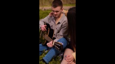 Açık hava müzik festivalinde kamp alanında gitar çalan bir adam vardı. Aktif bir yaşam tarzı için turistik yerler, güzergahlar ve sağlıklı açık hava aktiviteleri.
