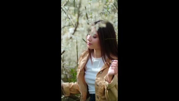 아름다운 여자는 자연의 아름다움과 케어를 나무를 즐긴다 심리적 친화적 제품을 — 비디오