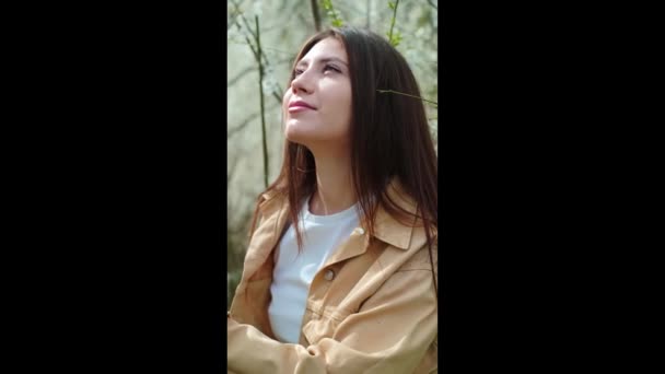 Vacker Ung Kvinna Njuter Ett Blommande Träd Förkroppsligar Naturlig Skönhet — Stockvideo