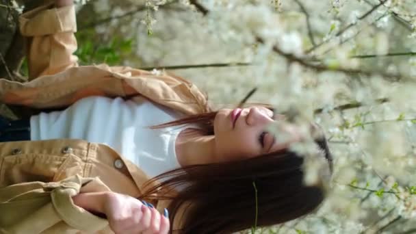 Eine Schöne Junge Frau Genießt Einen Blühenden Baum Der Natürliche — Stockvideo