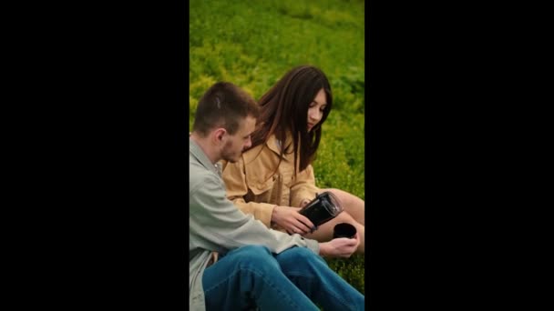 年轻夫妇在大自然中喝茶 森林露营和户外活动 露营用具 如茶水热水瓶 — 图库视频影像